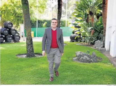  ?? VANESA LOBO ?? José Ortiz, fotografia­do durante la pasada campaña electoral en Jerez, sí seguirá como senador.