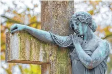  ?? FOTO: PATRICK PLEUL/DPA ?? Ein Bronzeenge­l an einem Kreuz auf einem Friedhof. In einer Orientieru­ngsdebatte beriet der Bundestag über die Hilfe beim Suizid.