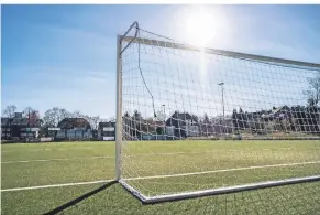  ?? FOTO: THOMAS ZELGER ?? Auf der Anlage an der Hoffeldstr­aße ruhte im März der Fußball.