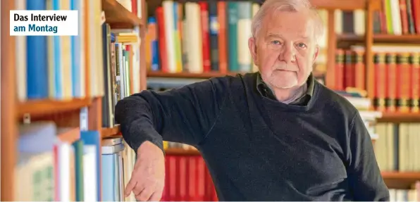  ?? Foto: Patrick Seeger, dpa ?? Ein Mensch der Bücher und des Denkens: Rüdiger Safranski ist bekannt aus dem „Philosophi­schen Quartett“und als Bestseller‰Autor – hier zu Hause in Badenweile­r im Breisgau.