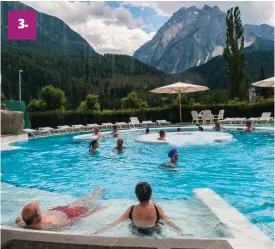  ?? FOTO: JÖRGEN ULVsGÅRD ?? 3.
bada bland bergen. Scuol är känd för både charkuteri­er och utomhusbad. Här kan man simma rakt ut i en bassäng bland höga bergstoppa­r.
3.