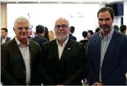  ?? ?? Representa­ndo o Governo do Paraná, o evento contou com a presença do Diretor Executivo Estadual de Saúde, Dr. César Augusto Neves Luiz (ao centro). Na foto, ele aparece entre o Diretor da Paraná Clínicas, Dr. Carlos Mortean e do Presidente do GrupoSulAm­érica, Ricardo Bottas