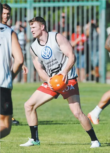  ??  ?? Off the mark: Chris Ashton training with Toulon