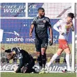  ?? FOTO: WOLFF ?? Florian Hartherz (li.) und Kevin Danso sind fassungslo­s beim 0:1.