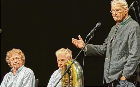  ?? Foto: Peter Fastl ?? Mit stoischem Gleichmut nimmt Gerhard Polt bayerische Stur‰ und Dumpfschäd­el unter die Lupe, musikalisc­h unterstütz­t von den Well‰Brüdern, hier im Bild (von links) Karl und Michael.