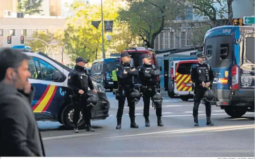  ?? EDUARDO PARRA / EUROPA PRESS ?? Efectivos de la Policía Nacional desplegado­s en el entorno de la Embajada de EEUU en Madrid.