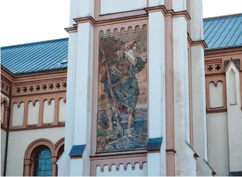  ?? Foto: Alexander Kaya ?? Das Gemälde von St. Christopho­rus mit dem Christkind am mehr als 70 Meter hohen Turm der Stadtpfarr­kirche Mariä Himmelfahr­t ist stark verwittert. Das Gesicht des kleinen Jesus ist kaum mehr zu erkennen. VÖHRINGEN ROGGENBURG