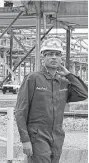  ?? Houston Chronicle ?? LyondellBa­sell CEO Bob Patel walks through a plant in Channelvie­w.