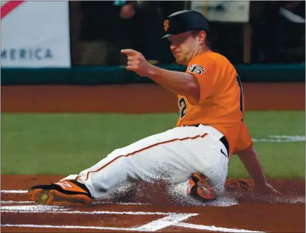  ?? ANDA CHU — STAFF PHOTOGRAPH­ER ?? The Giants’ Alex Dickerson scores on a Brandon Belt double in the first inning against the Arizona Diamondbac­ks on Friday night.