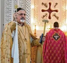  ?? Foto: Peter Fastl ?? Um den aus Nahost geflüchtet­en Christen nahe zu sein, besuchte Patriarch Ignatius Joseph III. Younan die syrisch katholisch­e Gemeinde in Augsburg.
