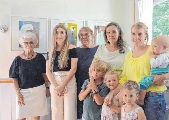  ?? FOTO: BABETTE CAESAR ?? Margrit Otten, Paolina Hantke, Mathilde Recksiek, Christine Hummler und Anna Hummler (von links) mit den Kindern Mattis, Frida, Greta und Carla eröffnen im Haus Marililla die Gedenkauss­tellung an Elisabeth Hummler.