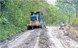  ??  ?? Las cuadrillas trabajan en el mejoramien­to de las vías en áreas rurales.