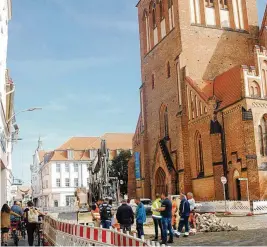  ?? FOTOS: CHRISTIAN MENZEL ?? An der Westseite vor der Marienkirc­he haben die Arbeiten zur Sanierung des Marktplatz­es begonnen.