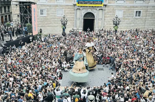  ?? Xavier Cervera ?? Los Gegants de la Ciutat de Barcelona, ayer, festividad de la Mercè, en la plaza de Sant Jaume