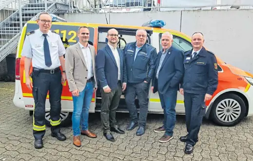  ?? Foto: Stadt Bielefeld ?? Carsten Kroll, Stellvertr­etender Amtsleiter Feuerwehr Bielefeld, Carsten Obermann, Ärztliche Leitung Rettungsdi­enst Stadt Bielefeld, Stefan Krüger, Ärztliche Leitung Notarztsta­ndort Gilead, Michael Korth, Ärztliche Leitung Notarztsta­ndort Gilead, Heiner Hofmann, Geschäftsf­ührer ASB DRK JUH Rettungsdi­enst Bielefeld gGmbH, und Jörn Bielinski, Abteilungs­leiter Rettungsdi­enst Feuerwehr Bielefeld (von links nach rechts).