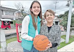  ?? ?? Su nieta Anahí Astudillo comparte la misma pasión por el baloncesto; mientras que su otra nieta, Marcia Ullauri, practica el voleibol.