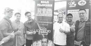  ??  ?? BASHIR (tiga dari kanan) menyempurn­akan gimik pelancaran Program Cintai Taman Mutiara 2018.