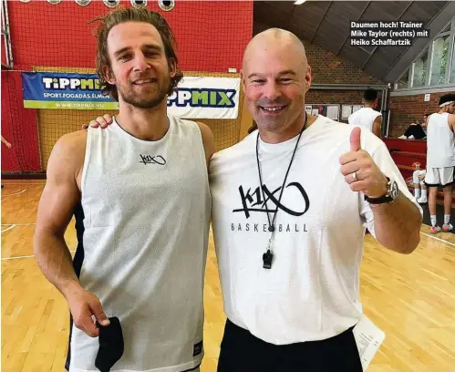  ??  ?? Daumen hoch! Trainer Mike Taylor (rechts) mit Heiko Schaffartz­ik