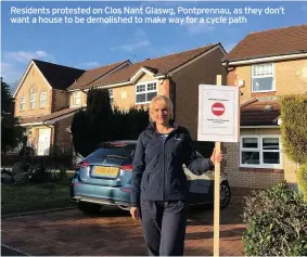  ??  ?? Residents protested on Clos Nant Glaswg, Pontprenna­u, as they don’t want a house to be demolished to make way for a cycle path