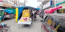  ??  ?? Al menos diez comerciant­es ambulantes se instalaron en la calle Juárez entre Zarco y bulevar Allende. Gustavo García