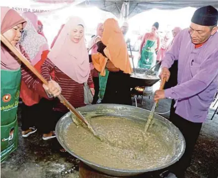  ?? [Foto Noorazura Abdul Rahman/bh] ?? Abdul Rahman pada Program Kacau Bubur Asyura Bersama Saudara Baharu anjuran Lembaga Zakat Negeri Kedah, di Alor Setar, baru-baru ini.