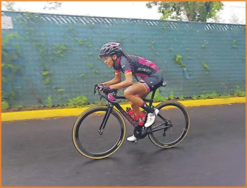  ??  ?? Ana María Hernández Delgado, durante su participac­ión en “La Vuelta Tuxpango 2018” realizada el fin de semana