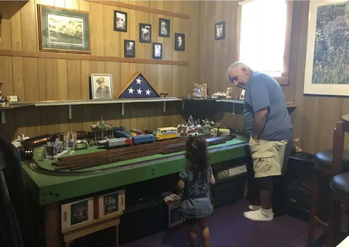  ?? Shannon M. Venditti photos ?? Ron Zito shares his train set with his great granddaugh­ter before passing it down to his daughter.