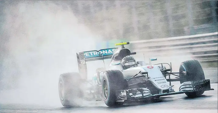  ?? FOTO: GETTY ?? Nico Rosberg durante la calificaci­ón del GP de Hungría en la que el alemán se adjudicó la pole, que luego se sometió a revisión porque con bandera amarilla redujo poco la velocidad mientras su compañero Lewis Hamilton la abortó