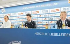  ?? FOTO: HEINZ WITTMANN ?? Alter und designiert­er Bundestrai­ner bei einer Pressekonf­erenz: Ex-Bundestrai­ner Greg Poss (links) und Harold Kreis (rechts). In der Mitte Wild-Wings-Pressespre­cher Krischan Läubin.