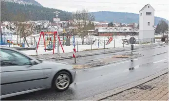  ??  ?? Die Oberflacht­er Straße (links) und der Schulweg (rechts) sind beides Gefahrenst­ellen, viele Schulkinde­r sind hier unterwegs.