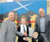  ??  ?? Show of support Councillor­s Morgan (left) and Beveridge meet with pupils