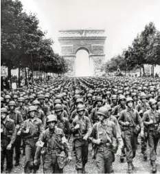  ?? Foto: dpa ?? Lange herbeigese­hnt: US-amerikanis­che Truppen marschiere­n nach der Befreiung über die Champs-Élysées in Paris.