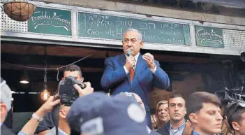  ??  ?? ► El premier israelí Netanyahu en un acto en el mercado Mahane Yehuda en Jerusalén.