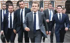  ??  ?? PASCAL PAVANI | AFP Presidente francês Emmanuel Macron elogia socorrista­s