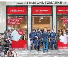  ??  ?? Am 3. Juni führte Kriminalpo­lizei in den Shops von E. in Wiener Einkaufsst­raßen groß angelegte Razzien durch