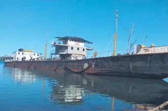  ??  ?? El barco Yporã II que se encuentra varado en el amarradero del puerto Campichuel­o.