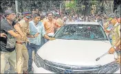  ?? PTI ?? ■ Depositors attack the defense lawyer’s car (top) during a protest outside Mumbai’s Esplanade court on Wednesday.