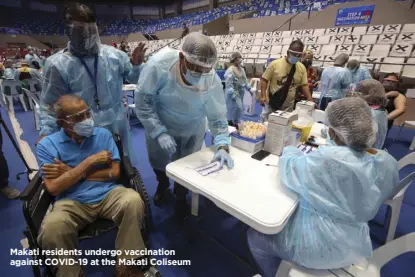  ??  ?? Makati residents undergo vaccinatio­n against COVID-19 at the Makati Coliseum