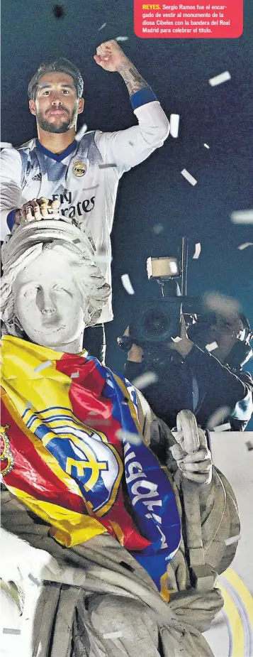  ??  ?? Sergio Ramos fue el encargado de vestir al monumento de la diosa Cibeles con la bandera del Real Madrid para celebrar el título.