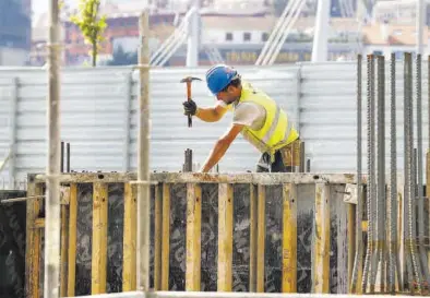  ?? LUIS TEJIDO / EFE ?? Un encofrador trabaja en unas viviendas sociales, anteayer, en Bilbao.