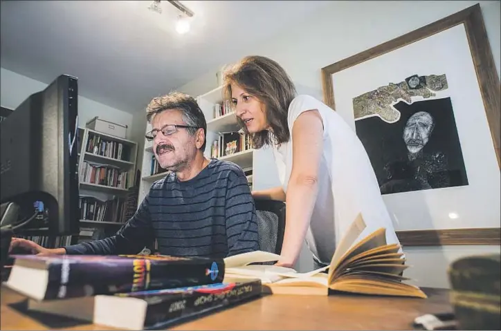  ?? XAVIER CERVERA ?? El escritor Bashkim Shehu, junto a su esposa, la traductora Edlira Hoxholli, en la habitación de su casa de Badalona donde ha comenzado un ensayo sobre la emigración