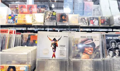  ??  ?? Vor weltweit sinkenden CD-Verkäufen sind nicht einmal jene des „King of Pop“gefeit. Whistleblo­wer haben es noch schwerer: Ihre Steuer-CDs finden in Österreich gar keinen Abnehmer.