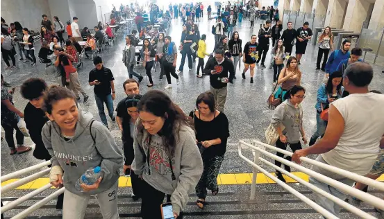  ?? HÉLVIO ROMERO/ESTADÃO ?? Na Paulista. Cultura africana, gênero, escravidão e noções de democracia foram tópicos que voltaram a aparecer nas questões de Humanas e Linguagens