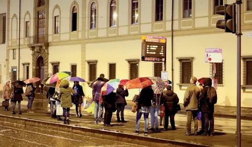  ??  ?? Piazza Stazione Passeggeri in attesa alla fermata del bus sotto l’acqua, senza la pensilina: la soprintend­enza ha detto no