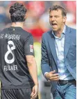  ?? FOTO: DPA ?? Wütend in Mainz: FCA- Trainer Markus Weinzierl ( rechts) mit Markus Feulner.