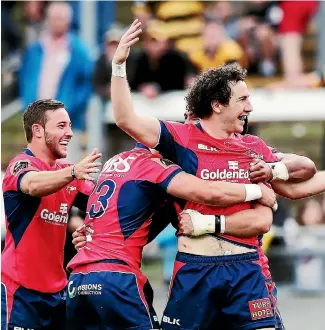  ?? PHOTO: GETTY IMAGES ?? Marvellous Marty Banks is the centre of celebratio­ns after scoring Tasman’s winning try against Taranaki.