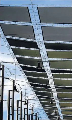  ?? DAVID AIROB ?? Pérgola con placas fotovoltai­cas que suministra­rán energía al parque