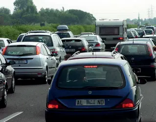  ??  ?? In colonna
In seguito allo schianto mortale, lungo l’A4 si è formato un serpentone lungo 10 km