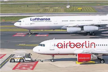  ?? FOTO: IMAGO ?? Air Berlin und Lufthansa sowie der Lufthansa-Ableger Eurowings wickeln am Flughafen Düsseldorf rund 60 Prozent der Flüge ab. Eine engere Kooperatio­n könnte also für weniger hohe Rabatte sorgen.