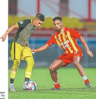  ?? ?? Versatile: alvin Fortes (right) is a good playmaker as well as goal scorer in the Selangor team.